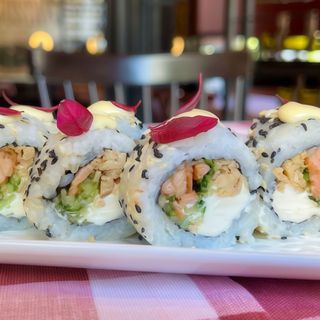 Рол із смаженим лососем