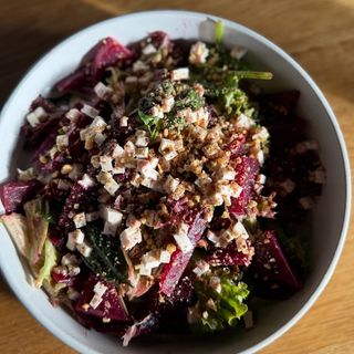 Салат з печеним буряком і сиром тофу (250г)