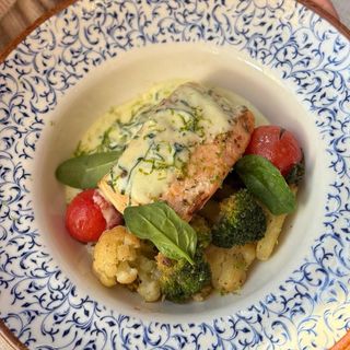 Лосось з овочами та пармезановим соусом (315г)