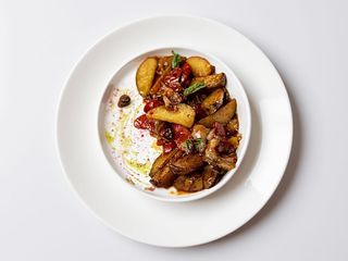 Картопля з беконом і ковбасками