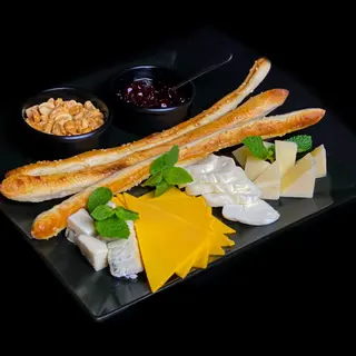 Асорті сирів з паличками грісіні (290 гр)
