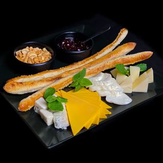 Асорті сирів з паличками грісіні (290 гр)