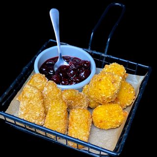 Мікс сирів фрі з вишневим соусом (160 гр)