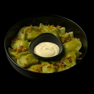 ЗЕЛЕНІ ВАРЕНИКИ З КУРЯЧИМ М'ЯСОМ (250гр)