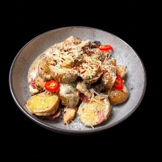Молода картопля з жульєном , куркою та беконом 450г