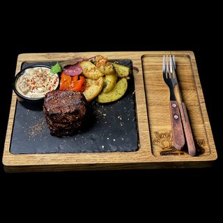 Філе міньйон з печеним перцем та грибним соусом (300гр)