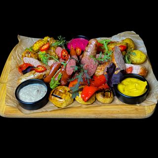 Асорті ковбасок гриль з печеними овочами