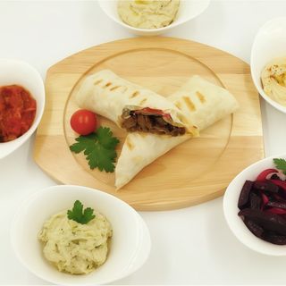 Шаурма по ізраїльськи на хумусі в лаваші  