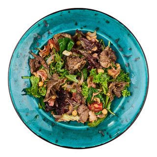 Салат з томленою телятиною, шпинатом та азіатською заправкою (230г)