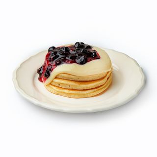 Панкейки з чорною смородиною та заварним кремом