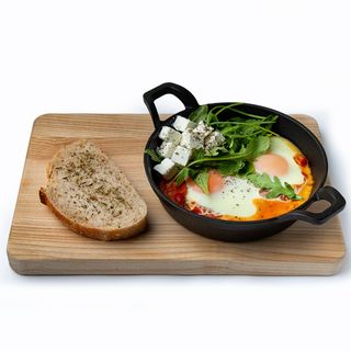 Запечені яйця з овочами