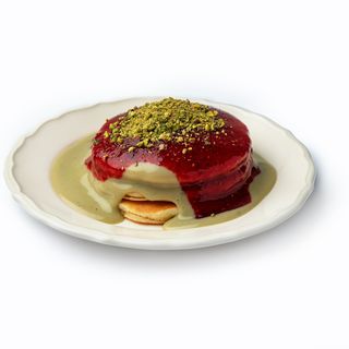 Панкейки з фісташкою та малиновим кюлі