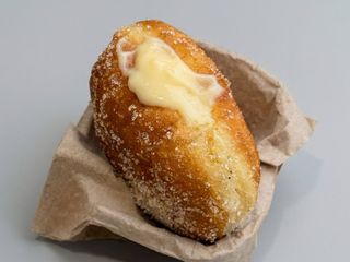 Пончик з заварним кремом