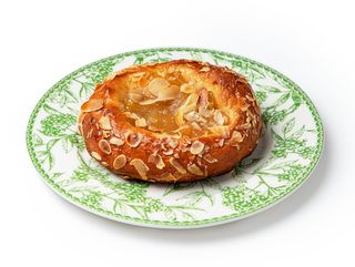 Булка з яблуком та корицею