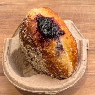 Пончик з чорничним джемом