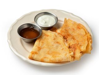 Млинці зі сметаною та медом