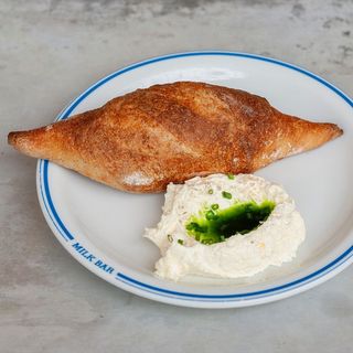 БАГЕТ ІЗ СОЛОНИМ ЗБИТИМ ВЕРШКОВИМ МАСЛОМ