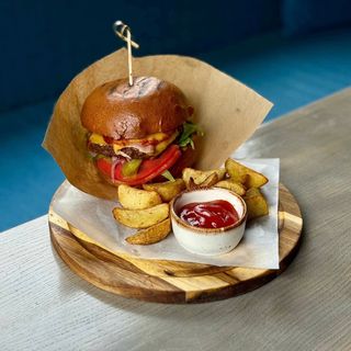 Бургер з яловичею котлетою та соусом BBQ