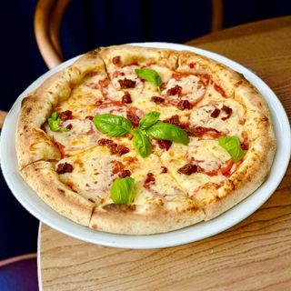 Маргарита з моцарелою, свіжими та в'яленими томатами 