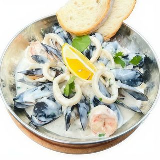 Пательня з морепродуктами  у вершково-винному соусі