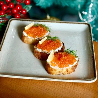 Брускети з червоною ікрою