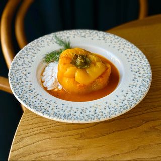 Фарширований перець з мʼясом та овочево-томатним соусом та сметаною