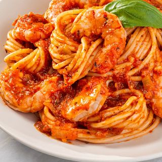 Удон з креветками та гострим соусом шрирача