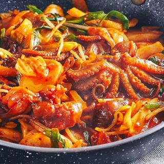 Удон з восьминогами та овочами