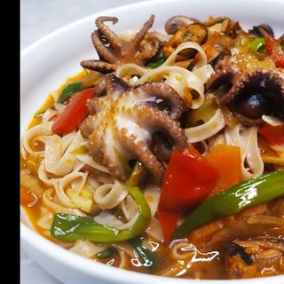 Удон з морепродуктами  і восьминогом  по азійськи