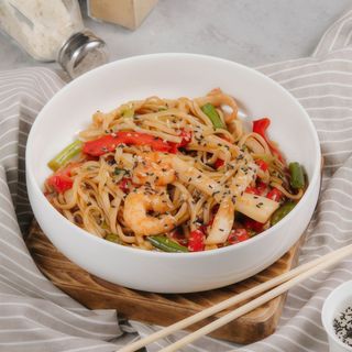 Удон з креветками і кальмаром