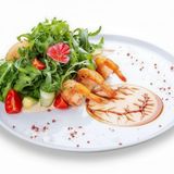 Салат з креветками і руколою