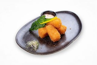 Трикутники з сиру моцарелла в хрусткій паніровці з соусом 