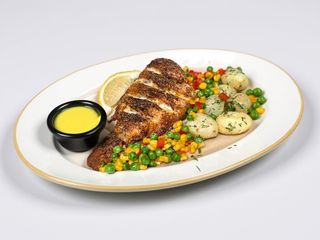 Золотистий окунь з овочами та картоплею