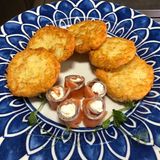 Картопляні деруни з лососем та сиром Філадельфія