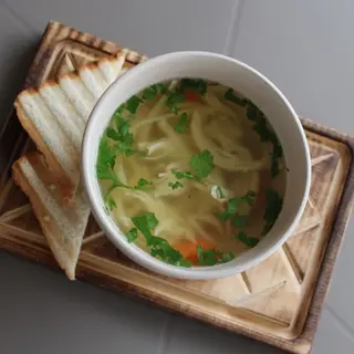 Бульйон Chicken Noodle (Б - 15, Ж - 4, В - 22, Ккал - 196)