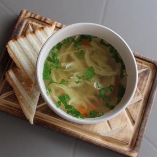 Бульйон Chicken Noodle (Б - 15, Ж - 4, В - 22, Ккал - 196)