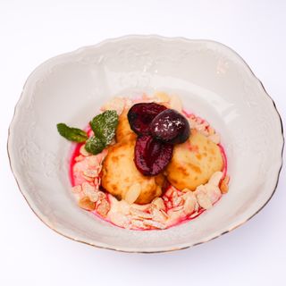 Сирники із заварним кремом та сезонними ягодами