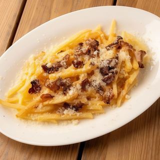 Фрі з беконом та сирним соусом