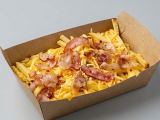 Картопля з сиром, беконом та сирним соусом 