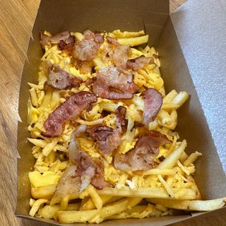 Картопля з сиром, беконом та сирним соусом