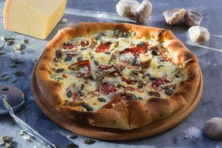 Піца з мортаделою та трюфельною пастою