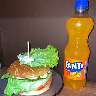 Комбо-набір з Coca-Cola:Бургер Цезар (350г) (відрізняється від фото без листа салату) та 1 напій (0,5л) на вибір (Coca-Cola. Fanta. Sprite)