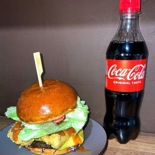 Комбо-набір з Coca-Cola: Бургер Алабама 440г (відрізняється від фото без листа салату) та 1 напій (0,5л) на вибір (Coca-Cola. Fanta. Sprite)