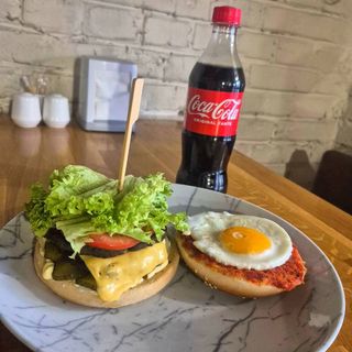 Комбо-набір з Coca-Cola: Бургер з яйцем Арканзас (400г) (відрізняється від фото без листа салату) та 1 напій (0,5л) на вибір (Coca-Cola. Fanta. Sprite)