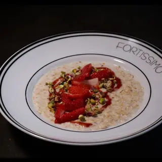 Вівсяна каша з сезонними ягодами