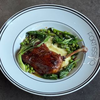 Печена качина ніжка з гарніром