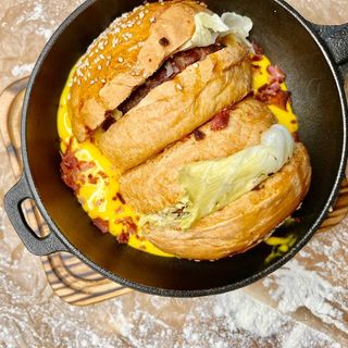 Бургер з сирним соусом (300/120г)