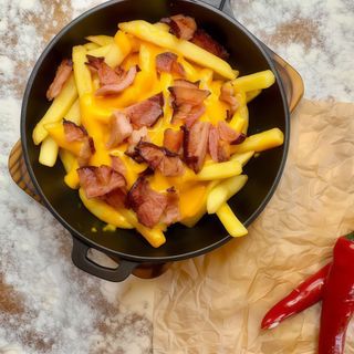 Картопля фрі з беконом і сирним соусом.