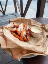 Батат фрі з пармезаном та трюфельним соусом