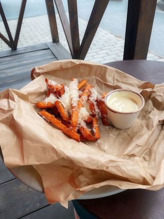 Батат фрі з пармезаном та трюфельним соусом